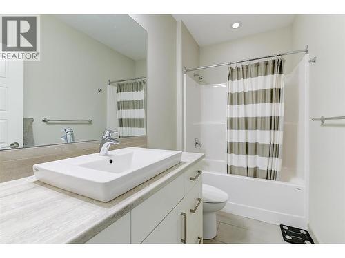620 - 622 Birch Avenue, Kelowna, BC - Indoor Photo Showing Bathroom
