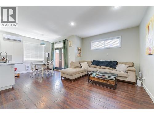 620 - 622 Birch Avenue, Kelowna, BC - Indoor Photo Showing Living Room