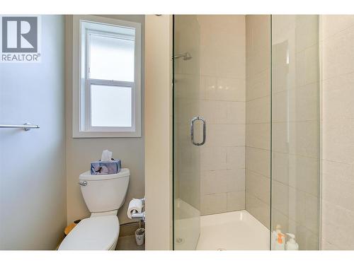 620 - 622 Birch Avenue, Kelowna, BC - Indoor Photo Showing Bathroom