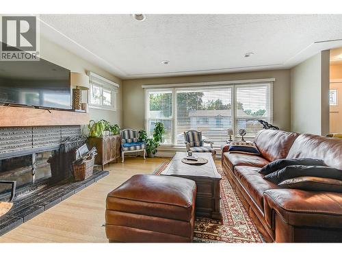 620 - 622 Birch Avenue, Kelowna, BC - Indoor Photo Showing Living Room With Fireplace
