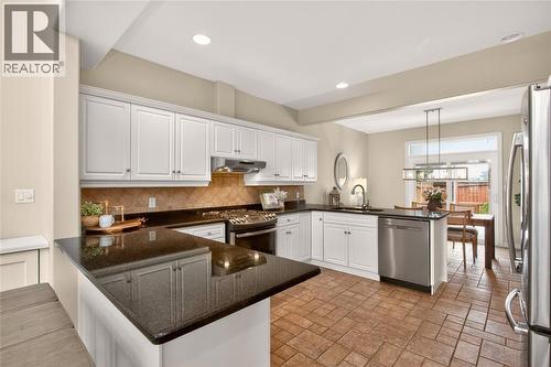 2016 Thelma Avenue, Sarnia, ON - Indoor Photo Showing Kitchen With Upgraded Kitchen