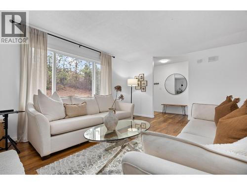 3417 39 Avenue, Vernon, BC - Indoor Photo Showing Living Room