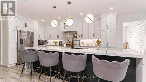35 Hummingbird Crescent, London South (South N), ON - Indoor Photo Showing Kitchen With Upgraded Kitchen
