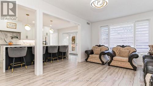 35 Hummingbird Crescent, London South (South N), ON - Indoor Photo Showing Living Room