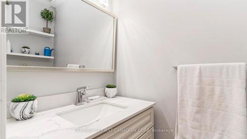 35 Hummingbird Crescent, London South (South N), ON - Indoor Photo Showing Bathroom
