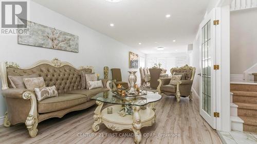 35 Hummingbird Crescent, London South (South N), ON - Indoor Photo Showing Living Room