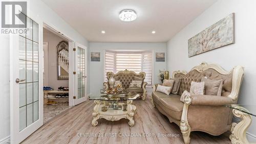 35 Hummingbird Crescent, London South (South N), ON - Indoor Photo Showing Living Room