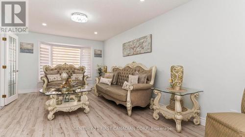 35 Hummingbird Crescent, London South (South N), ON - Indoor Photo Showing Living Room