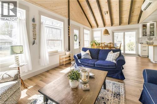 7 Pellum Street, Turkey Point, ON - Indoor Photo Showing Living Room