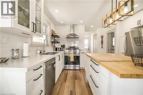 7 Pellum Street, Turkey Point, ON - Indoor Photo Showing Kitchen With Upgraded Kitchen