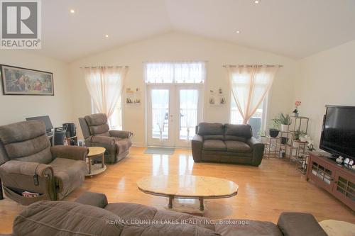 C21973 Brock Road, Brock, ON - Indoor Photo Showing Living Room