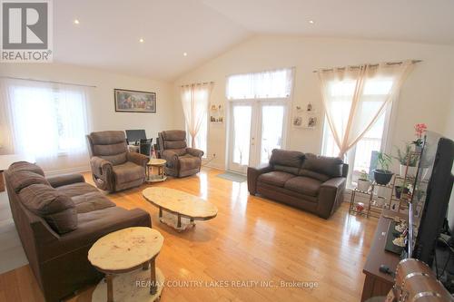 C21973 Brock Road, Brock, ON - Indoor Photo Showing Living Room