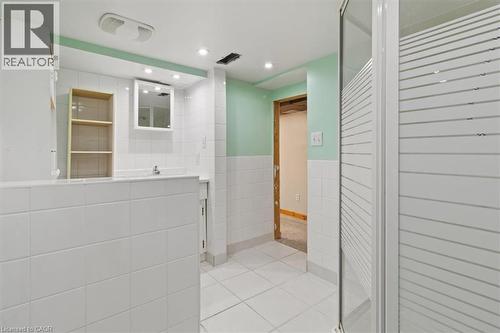 28 Glendale Avenue S, Hamilton, ON - Indoor Photo Showing Bathroom