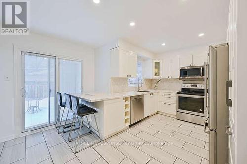 6103 Prairie Circle, Mississauga, ON - Indoor Photo Showing Kitchen