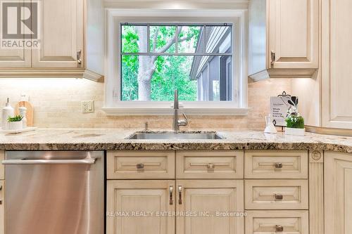 1293 Greenoaks Drive, Mississauga, ON - Indoor Photo Showing Kitchen With Upgraded Kitchen