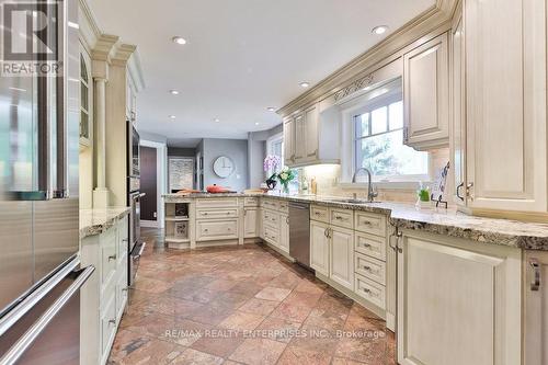 1293 Greenoaks Drive, Mississauga, ON - Indoor Photo Showing Kitchen With Upgraded Kitchen