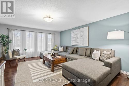 3005 Olympus Mews, Mississauga, ON - Indoor Photo Showing Living Room