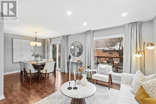 3005 Olympus Mews, Mississauga, ON - Indoor Photo Showing Living Room
