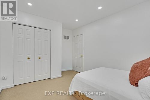 4 - 1180 Mississauga Valley Boulevard, Mississauga, ON - Indoor Photo Showing Bedroom