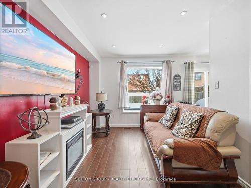 45 Ridgefield Court, Brampton, ON - Indoor Photo Showing Living Room