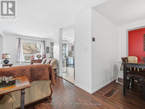 45 Ridgefield Court, Brampton, ON - Indoor Photo Showing Living Room