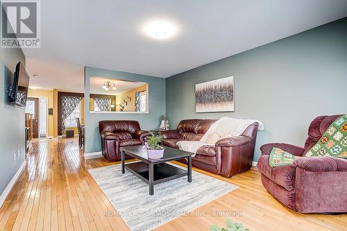597 Caverhill Crescent, Milton, ON - Indoor Photo Showing Living Room