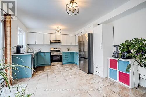 597 Caverhill Crescent, Milton, ON - Indoor Photo Showing Kitchen