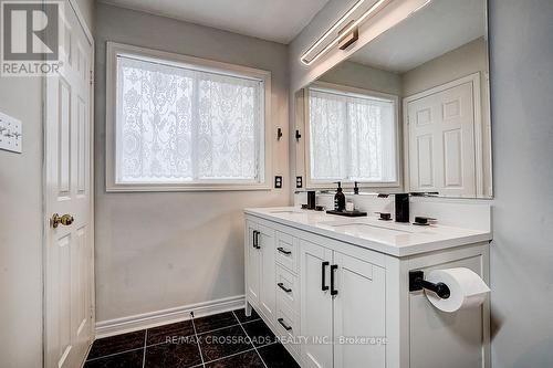597 Caverhill Crescent, Milton, ON - Indoor Photo Showing Bathroom