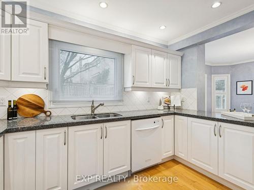 209 Nottingham Drive, Oakville, ON - Indoor Photo Showing Kitchen With Double Sink