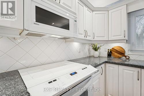 209 Nottingham Drive, Oakville, ON - Indoor Photo Showing Kitchen