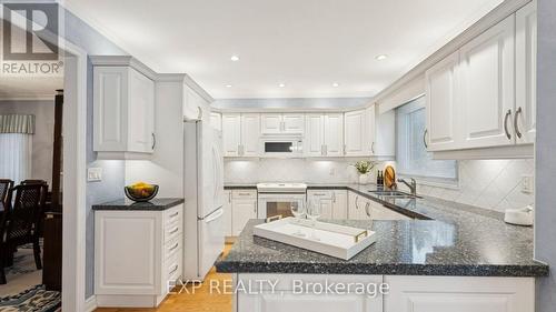 209 Nottingham Drive, Oakville, ON - Indoor Photo Showing Kitchen With Double Sink With Upgraded Kitchen