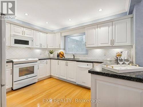 209 Nottingham Drive, Oakville, ON - Indoor Photo Showing Kitchen