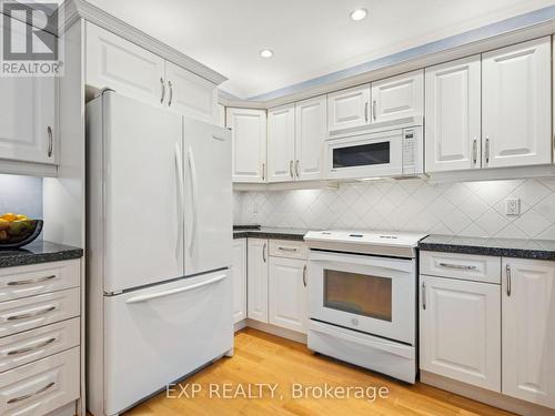 209 Nottingham Drive, Oakville, ON - Indoor Photo Showing Kitchen