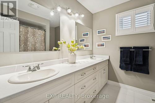 209 Nottingham Drive, Oakville, ON - Indoor Photo Showing Bathroom