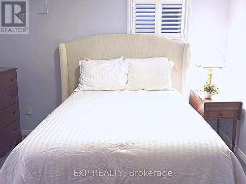 209 Nottingham Drive, Oakville, ON - Indoor Photo Showing Bedroom