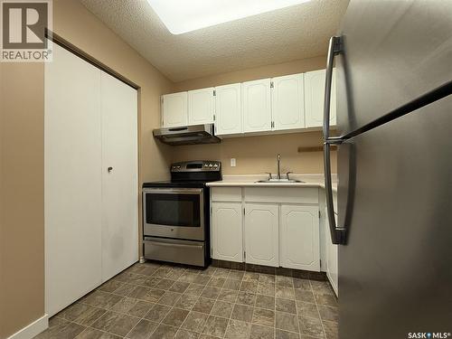 B 64 Nollet Avenue, Regina, SK - Indoor Photo Showing Kitchen