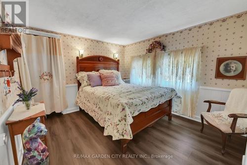 110 Livingston Avenue, Grimsby, ON - Indoor Photo Showing Bedroom