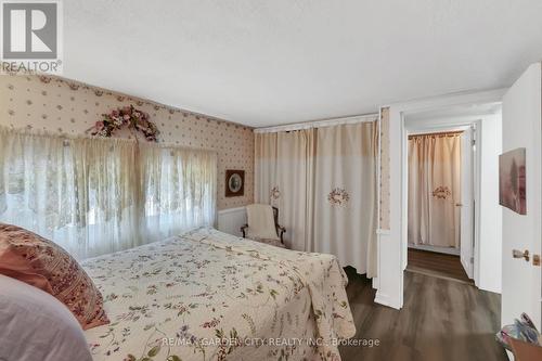 110 Livingston Avenue, Grimsby, ON - Indoor Photo Showing Bedroom