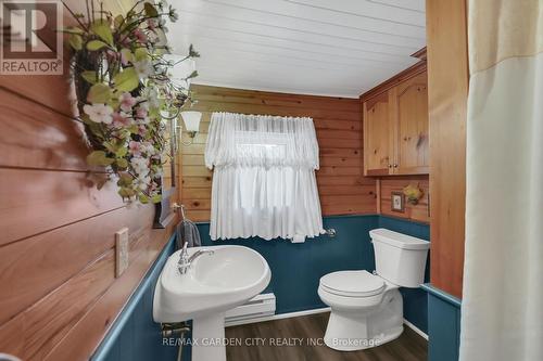 110 Livingston Avenue, Grimsby, ON - Indoor Photo Showing Bathroom