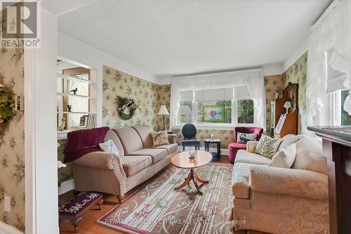 110 Livingston Avenue, Grimsby, ON - Indoor Photo Showing Living Room