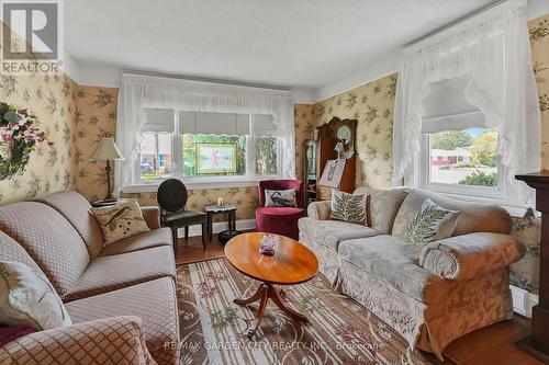 110 Livingston Avenue, Grimsby, ON - Indoor Photo Showing Living Room