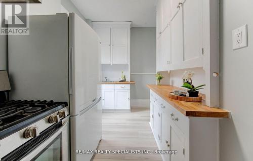 22 Cathay Street, Cambridge, ON - Indoor Photo Showing Kitchen