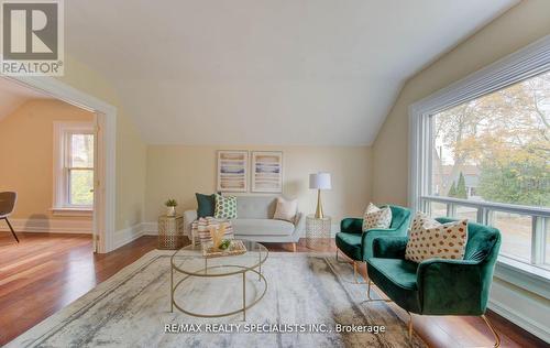 22 Cathay Street, Cambridge, ON - Indoor Photo Showing Living Room
