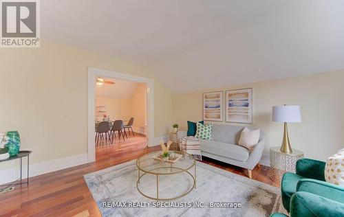 22 Cathay Street, Cambridge, ON - Indoor Photo Showing Living Room