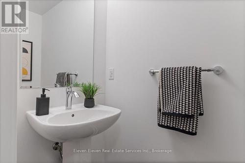 18 - 42 Lowes Road, Guelph, ON - Indoor Photo Showing Bathroom