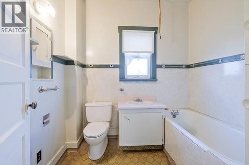 681 Main Street, Penticton, BC - Indoor Photo Showing Bathroom
