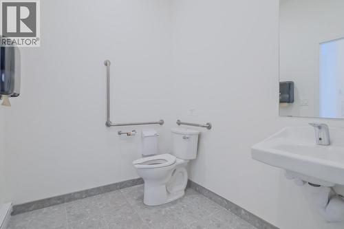 681 Main Street, Penticton, BC - Indoor Photo Showing Bathroom