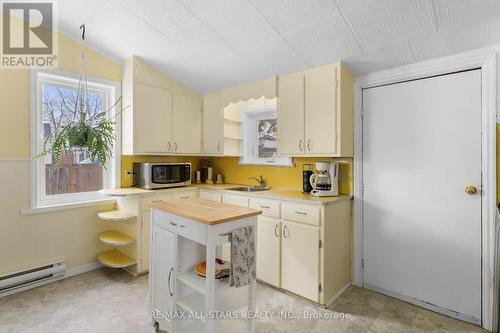 33 John Street, Kawartha Lakes (Fenelon Falls), ON - Indoor Photo Showing Kitchen