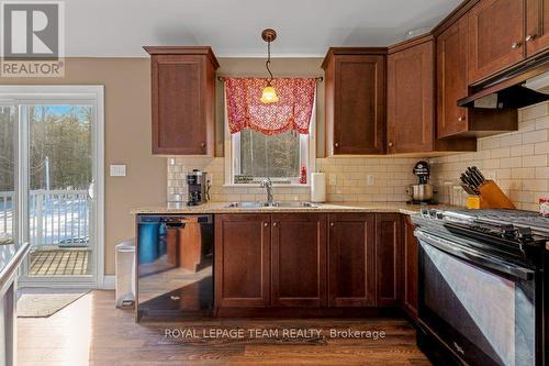 8094 County Road 44 Road, Edwardsburgh/Cardinal, ON - Indoor Photo Showing Kitchen With Double Sink