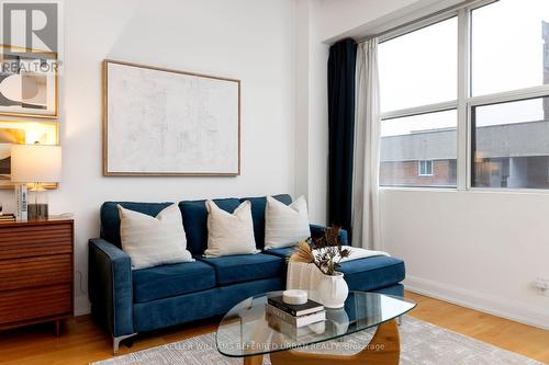 804 - 700 King Street, Toronto, ON - Indoor Photo Showing Living Room